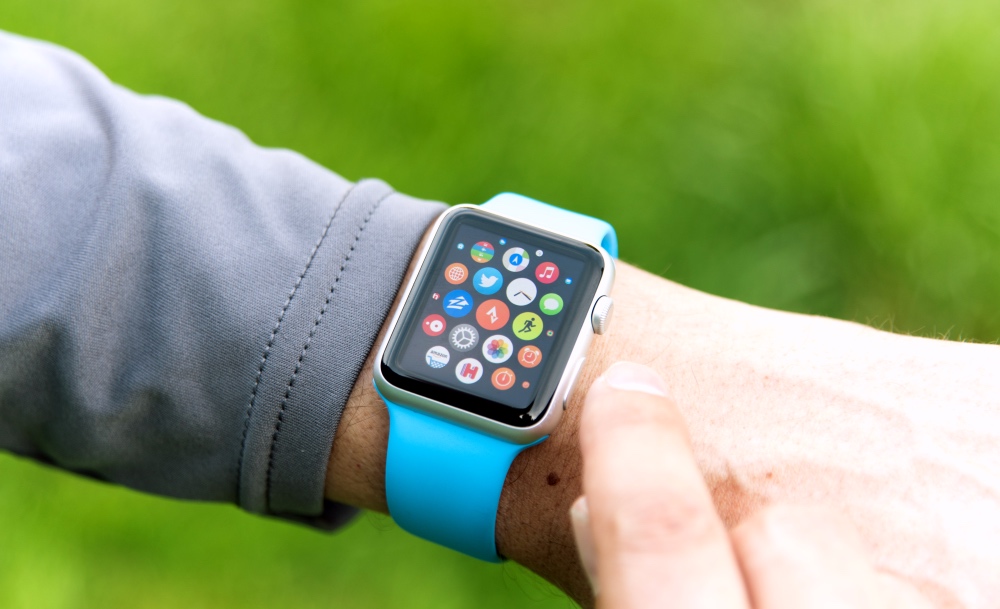 Man wearing apple watch outdoors for sports