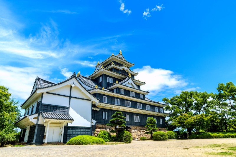 Okayama Castle is black, often called Crow Castle