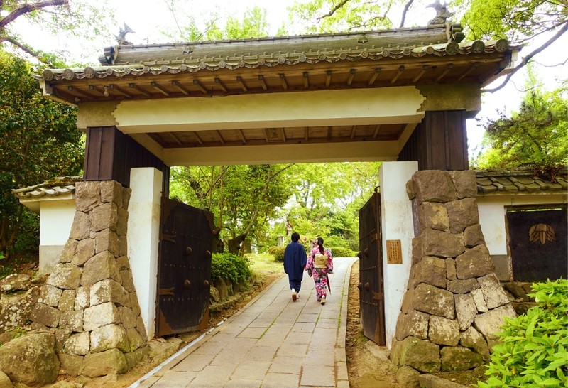 Couple in Kimono entering oita castle gate